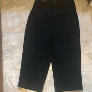 Nygard black tummy slimmer capris . Size med 10-12. Very slimming.Like new